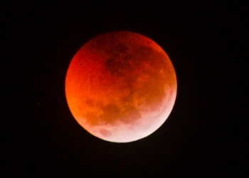 Eclipse lunar quase total cobriu 96,2% da Lua e pôde ser acompanhado a olho nu no Brasil durante a madrugada de 28 de agosto.