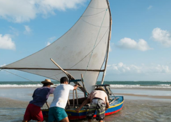 No Ceará, pescadores reforçam a prevenção durante os meses em que os ventos ganham intensidade no litoral.