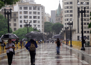 Frente fria avança pelo Centro-Sul do Brasil e pode provocar ventos acima de 100 km/h, temporais e chuvas intensas em diversos estados até o fim da semana.