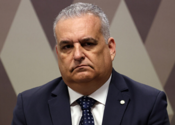 Flávio Bolsonaro define Alfredo Gaspar como candidato a vice-presidente em 2026. Político alagoano tem trajetória no Ministério Público, segurança e Legislativo.