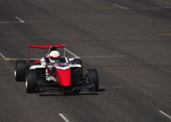  Aos 15 anos, o piloto macaense Bernardo Gusmão se destaca em Interlagos, termina em 5º na categoria Sport e alcança 11º lugar geral.