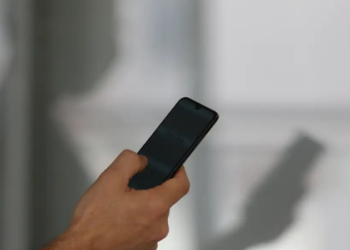 Brasil registrou mais de 830 mil roubos e furtos de celulares em 2025. Especialistas orientam sobre prevenção e destacam opções de proteção financeira.