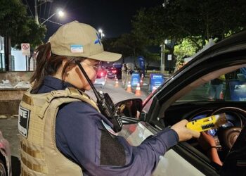 Contran atualiza regras da Lei Seca e regulamenta testes para identificar outras substâncias psicoativas em motoristas, além de prever triagem e reteste do bafômetro.