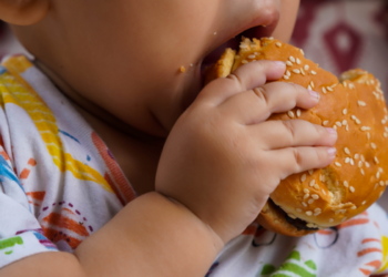 Controle do colesterol desde a infância ajuda a reduzir riscos cardiovasculares. Especialista explica alimentação, exercícios, estatinas e fatores de risco.