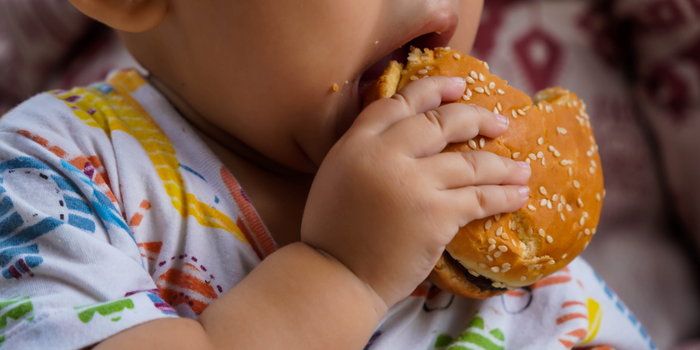 Controle do colesterol desde a infância ajuda a reduzir riscos cardiovasculares. Especialista explica alimentação, exercícios, estatinas e fatores de risco.