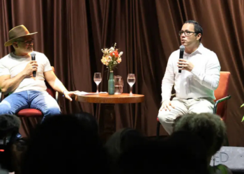 Itamar Vieira Junior defende a expansão de bibliotecas públicas e políticas de acesso aos livros para ampliar a leitura no Brasil.