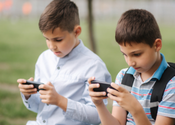 ECA Digital estabelece novas regras para proteger crianças e adolescentes na internet, com controle parental e verificação de idade.