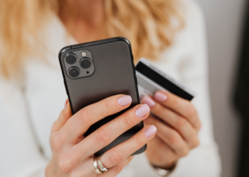 Influenciadores mudam os hábitos de consumo no Brasil e impulsionam compras online, mas consumidores precisam pesquisar antes de comprar.