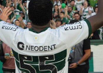 Jacy sofreu queda em túnel ao festejar gol do Coritiba diante da Chapecoense. Lance foi anulado e jogador precisou ser substituído.