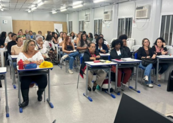 Rio das Ostras inicia curso de Libras e educação bilíngue de surdos com 180 horas presenciais para profissionais da rede municipal.
