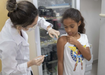 Rio das Ostras inicia campanha de multivacinação para menores de 15 anos e oferece atualização da caderneta em 12 unidades de saúde.
