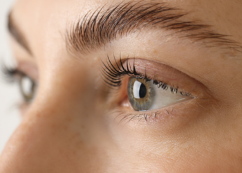 Tendência bleached lashes clareia os cílios, mas produtos inadequados podem causar irritações e lesões oculares. Veja os riscos e cuidados necessários.