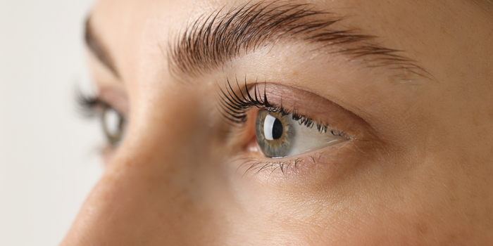 Tendência bleached lashes clareia os cílios, mas produtos inadequados podem causar irritações e lesões oculares. Veja os riscos e cuidados necessários.