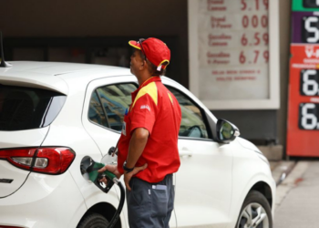 Gasolina E32, com 32% de etanol, é questionada pelo MPF na Justiça, enquanto a Unica defende a segurança da mistura e seus possíveis benefícios.