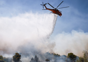 Dois tripulantes morreram após dois helicópteros colidirem durante combate a incêndio florestal na Grécia. Outras duas pessoas sobreviveram.