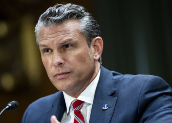 Pete Hegseth afirma que forças dos EUA continuam preparadas para uma possível ação contra o Irã enquanto Washington avalia novas negociações.