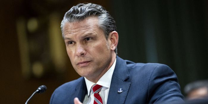Pete Hegseth afirma que forças dos EUA continuam preparadas para uma possível ação contra o Irã enquanto Washington avalia novas negociações.