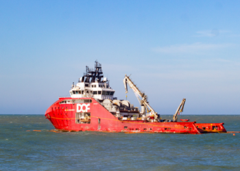 Operação para retirar o navio Skandi Amazonas, encalhado na Praia Campista, em Macaé, terá área isolada e reforço de segurança.