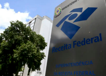 Reforma tributária começa nova etapa nesta segunda (3), com campos de IBS e CBS em documentos fiscais. Veja o cronograma até 2027.