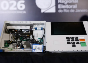 TSE apresenta urna eletrônica aberta ao vivo e explica mecanismos de segurança, auditoria, armazenamento de votos e funcionamento do sistema eleitoral.