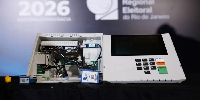 TSE apresenta urna eletrônica aberta ao vivo e explica mecanismos de segurança, auditoria, armazenamento de votos e funcionamento do sistema eleitoral.
