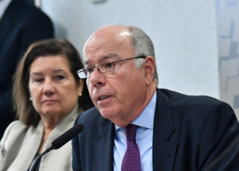  EUA revogam visto da embaixadora brasileira Maria Luiza Ribeiro Viotti em meio a impasse sobre novo representante americano no Brasil.