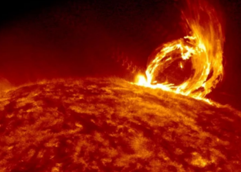 Ejeções de massa coronal podem atingir a Terra até sábado e provocar auroras e interferências tecnológicas. Veja os efeitos esperados.