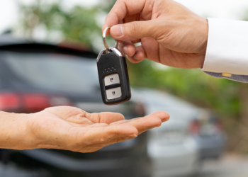 Veja vantagens, riscos e o que analisar antes de comprar um carro seminovo neste ano.