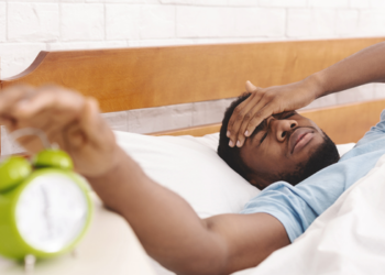 Sono suficiente, luz natural pela manhã e menos estímulos antes de dormir ajudam a sincronizar o relógio biológico.