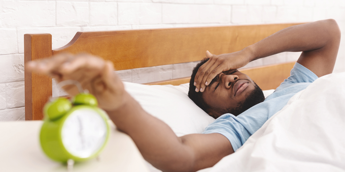 Sono suficiente, luz natural pela manhã e menos estímulos antes de dormir ajudam a sincronizar o relógio biológico.
