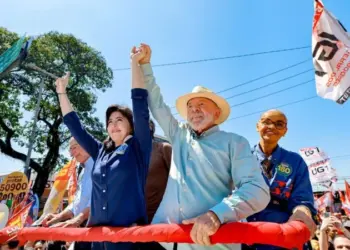 Lula volta a criticar as bets durante caminhada em São Paulo, um dia após governo publicar MP que proíbe apostas online e estabelece prazo para retirada de dinheiro.