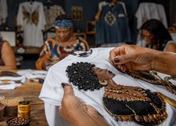 Cerca de 100 mulheres concluem curso de bordado em Quissamã e encontram no artesanato um caminho para gerar renda e conquistar autonomia.