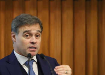 Renan Santos aciona o TSE contra o reajuste do Bolsa Família para R$ 691 e questiona o início dos pagamentos em outubro, durante o período eleitoral.