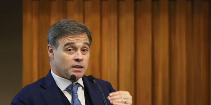 Renan Santos aciona o TSE contra o reajuste do Bolsa Família para R$ 691 e questiona o início dos pagamentos em outubro, durante o período eleitoral.