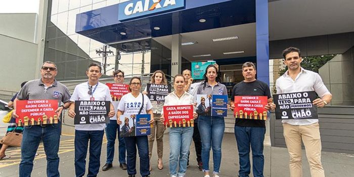 Bancários da Caixa seguem em greve por tempo indeterminado após rejeitar proposta com novas regras para o Saúde Caixa.