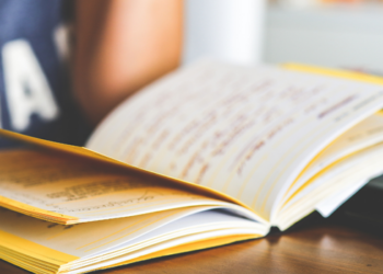 Revisão publicada na Psychological Medicine relaciona leitura por prazer a benefícios para o cérebro, cognição, bem-estar e saúde mental.