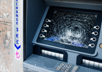Agência bancária de Bom Jesus do Itabapoana foi invadida durante a madrugada e quatro caixas eletrônicos foram danificados com uma pedra.