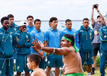 Seleção Brasileira é recebida em Townsville, na Austrália, com cerimônia aborígene da fumaça, que chamou atenção nas redes sociais.