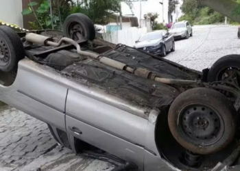 Carro capotou e atingiu um poste na manhã desta sexta-feira em Arraial do Cabo. Duas pessoas tiveram ferimentos leves.