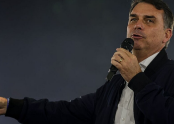 Flávio Bolsonaro critica a MP que proíbe as bets no Brasil, questiona o uso do instrumento e afirma que a medida pode perder validade sem aprovação do Congresso.