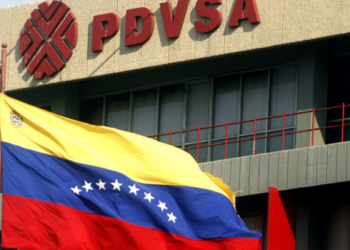 EUA ampliam autorizações para empresas americanas atuarem com petróleo, gás e eletricidade na Venezuela, mas mantêm restrições do regime de sanções.