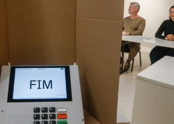Eleições 2026: TSE reforça proibição de celulares, relógios inteligentes, câmeras e outros aparelhos na cabine de votação.