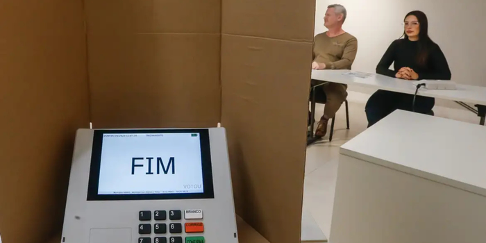 Eleições 2026: TSE reforça proibição de celulares, relógios inteligentes, câmeras e outros aparelhos na cabine de votação.