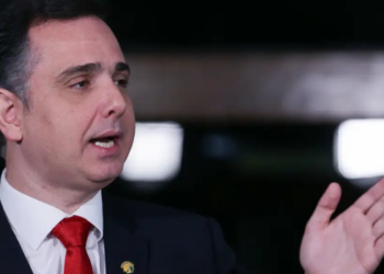 Rodrigo Pacheco toma posse como ministro do TCU após deixar o Senado e ocupar a vaga aberta com a saída de Bruno Dantas.