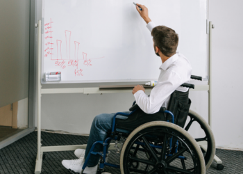 Censo 2022 mostra que trabalhadores com deficiência recebem, em média, 70% do rendimento dos demais e têm menor nível de ocupação.
