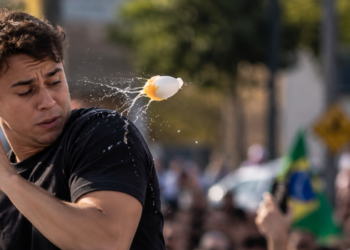 Nikolas Ferreira foi alvo de ovos em Lagoa Santa um dia depois da divulgação de conversas com Daniel Vorcaro. Não há ligação confirmada entre os fatos.