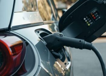 Carros elétricos ganham espaço nas ruas brasileiras. Conheça os números de vendas, a infraestrutura de recarga e o impacto no bolso.