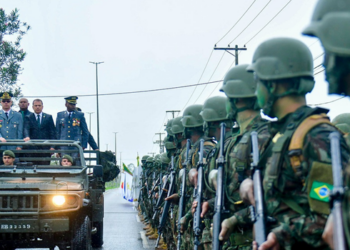 Campos celebrou o 7 de Setembro com desfile cívico-militar no Cepop, reunindo forças de segurança, escolas, autoridades e bandas.