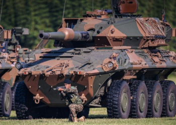 Exército Brasileiro assina contrato para sete blindados Centauro II. Programa prevê até 98 veículos e participação da indústria nacional.