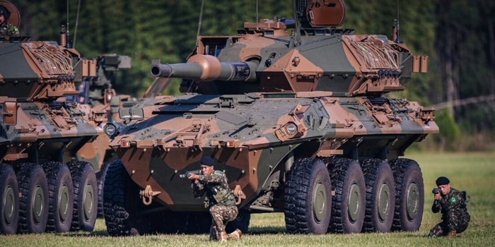 Exército Brasileiro assina contrato para sete blindados Centauro II. Programa prevê até 98 veículos e participação da indústria nacional.